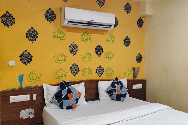 Room 6 of 12