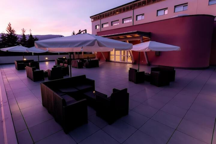Lounge 46 of 64