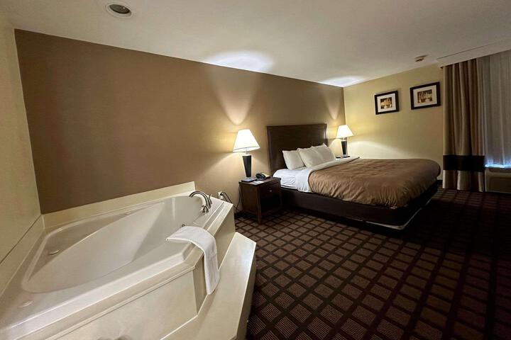 1 King Bed (2 of 10)