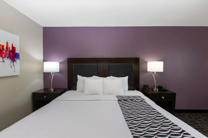 1 King Bed Deluxe Executive Room (3 of 14)