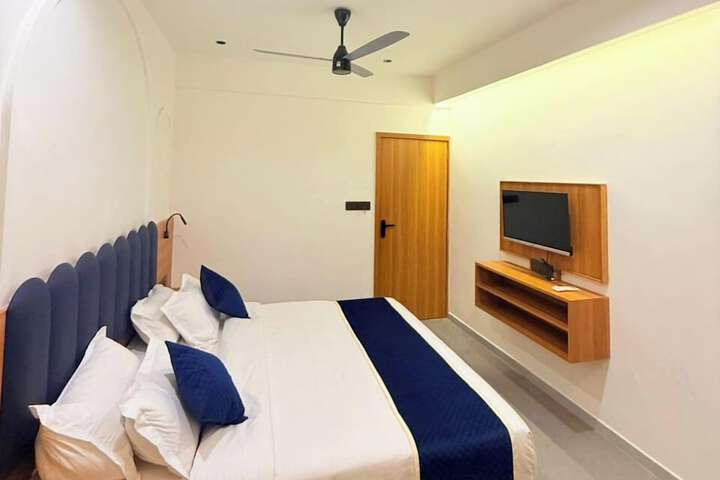 Room 6 of 14