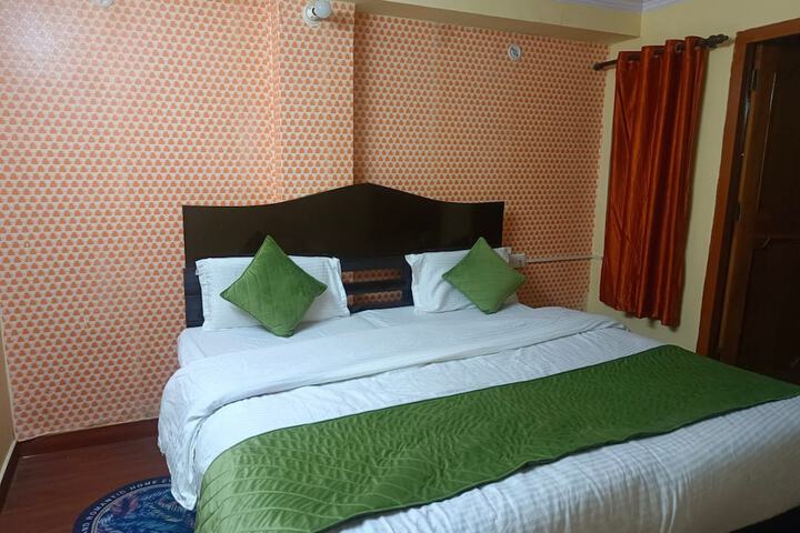 Goroomgo Chand Regency Nainital