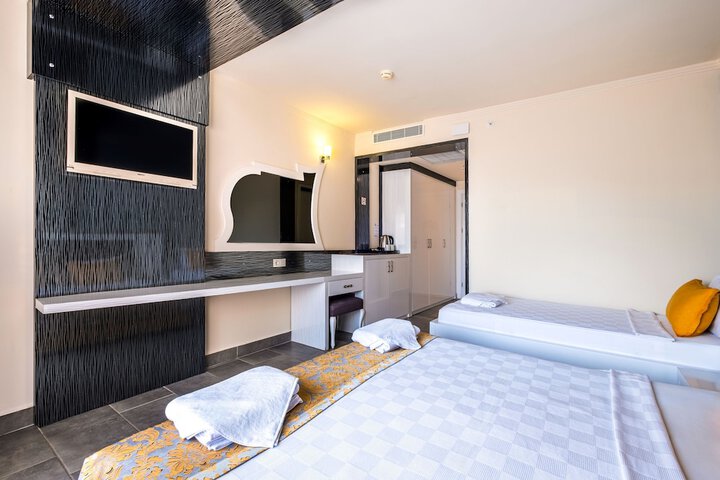 Room 33 of 170