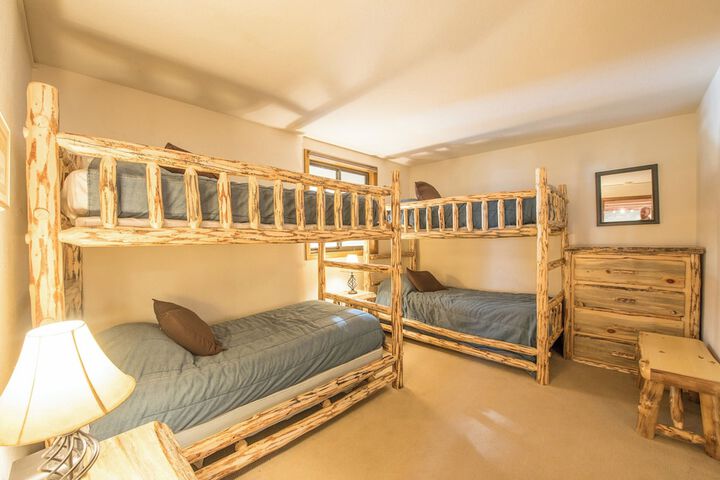 Room 222 of 947