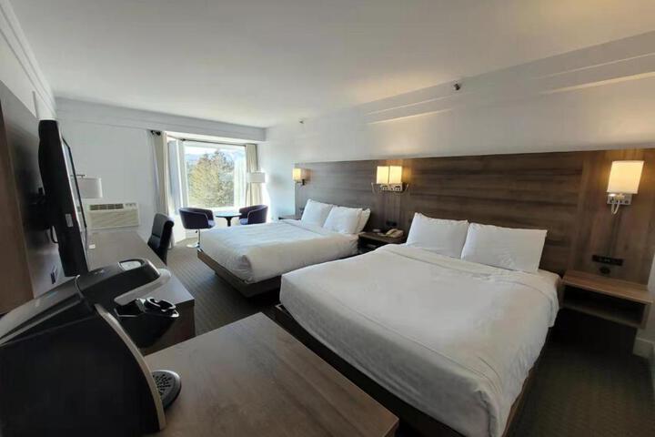 1 Queen Bed (13 of 19)