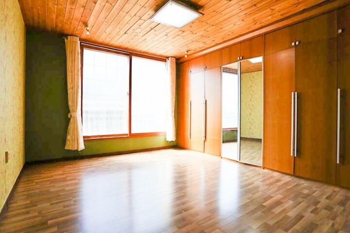 Room 17 of 28
