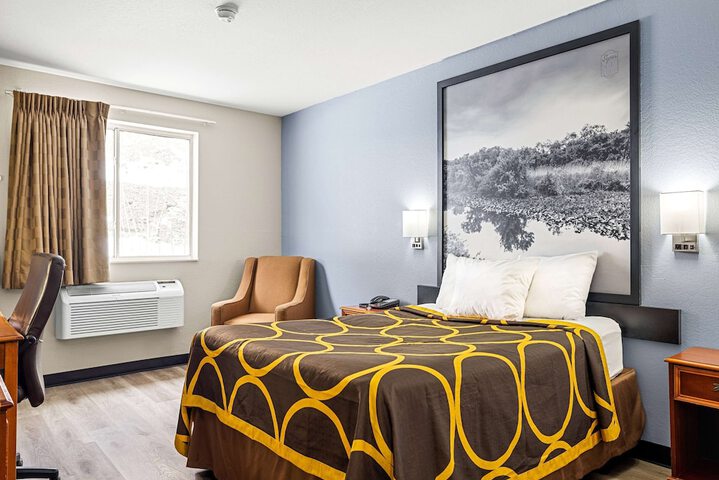 1 Queen Bed (9 of 24)