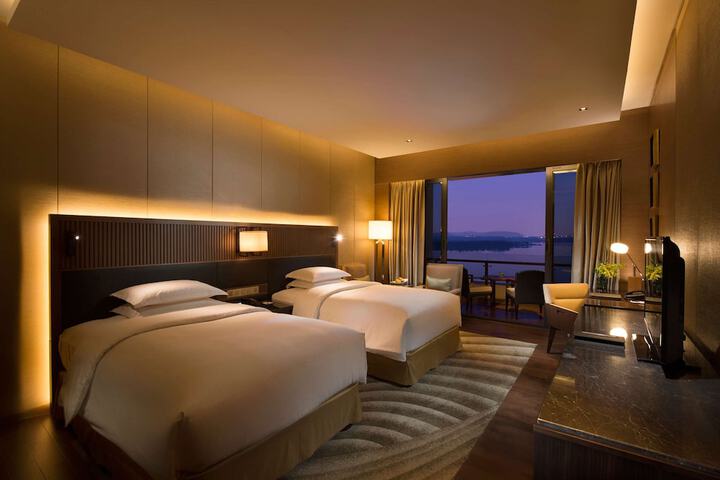 Room 7 of 90