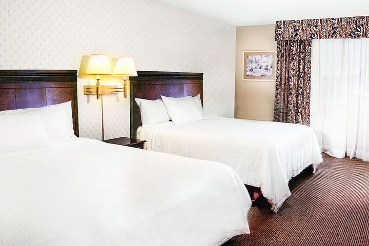 2 Queen Beds (3 of 13)