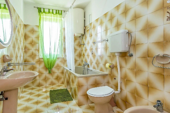 Room 6 of 9