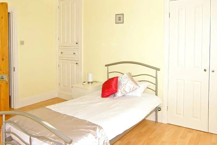 Room 4 of 11