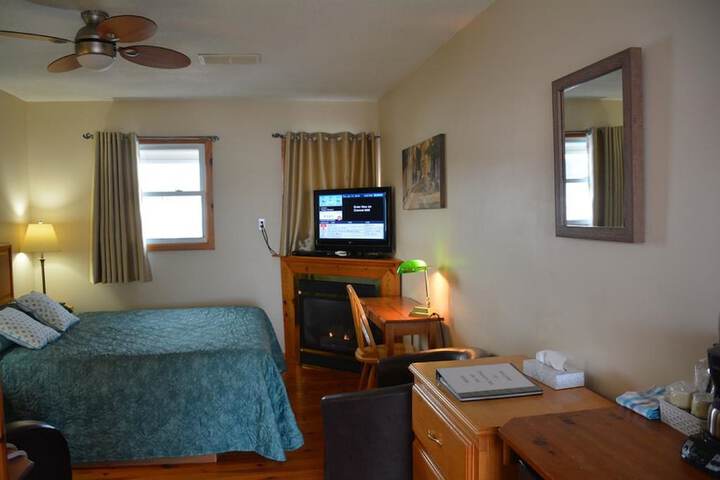 1 Queen Bed (35 of 43)