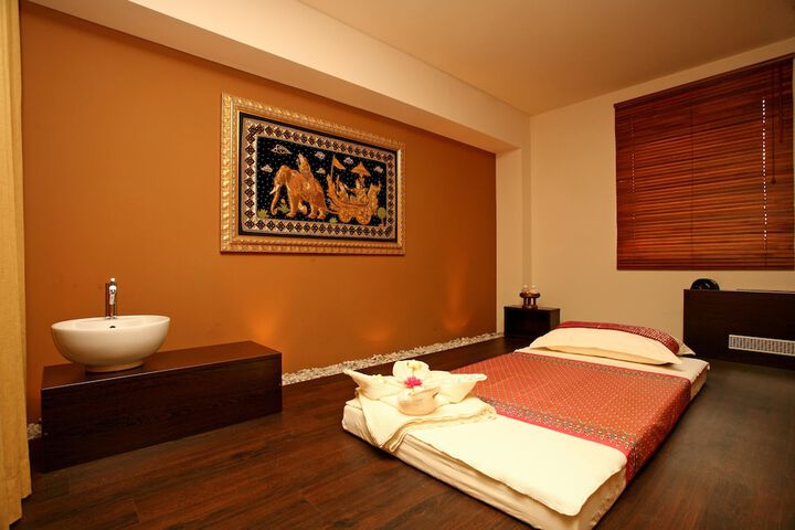 Room 33 of 48