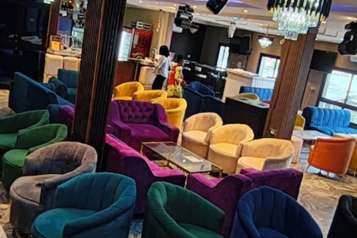 Lounge 80 of 99