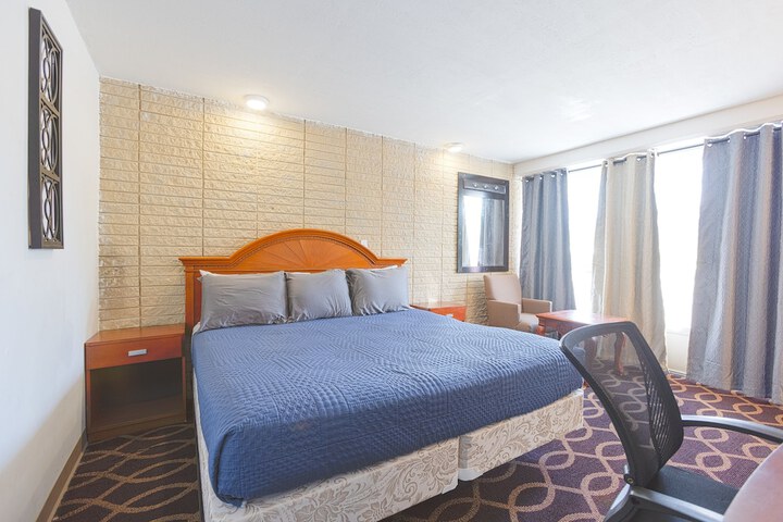 1 King Bed (4 of 12)