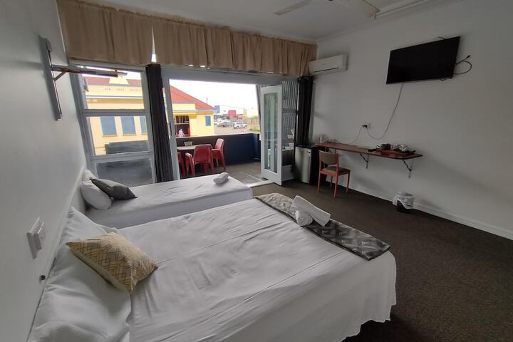 Room 4 of 8