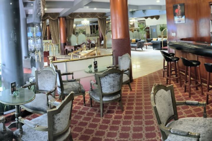 Lounge 53 of 66