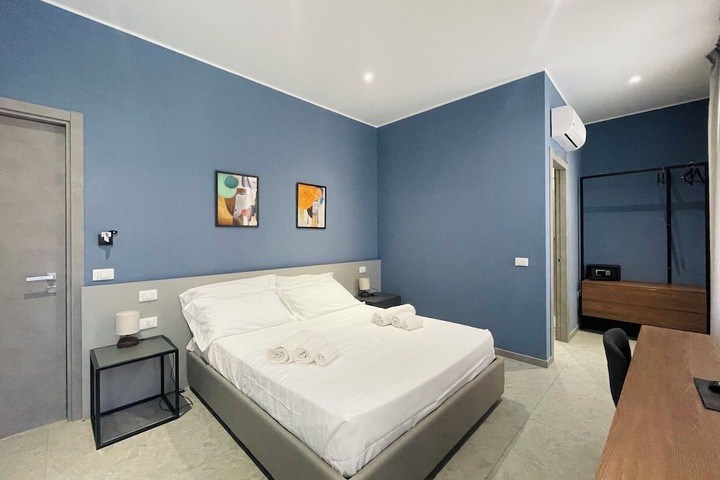 Room 7 of 9
