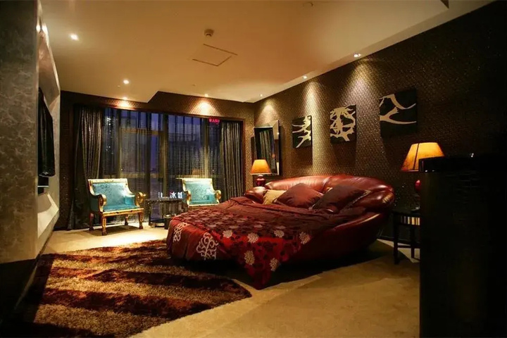 Room 6 of 15