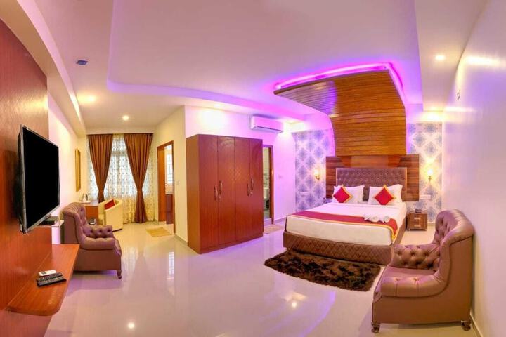 Room 6 of 16