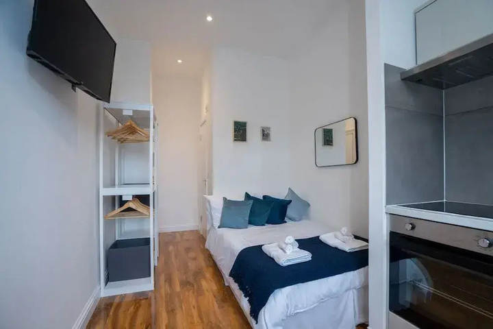 Room 5 of 11