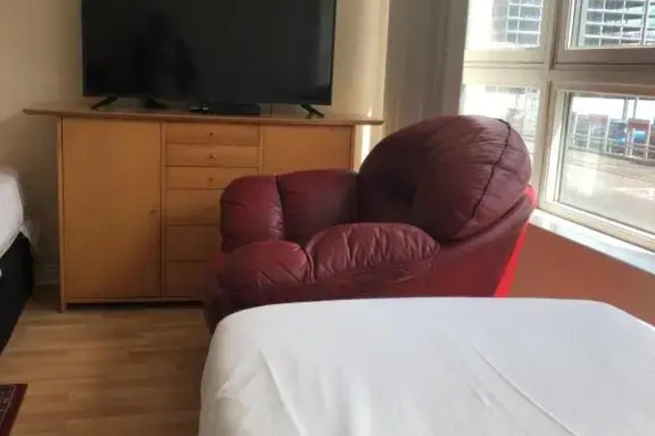 Room 6 of 16