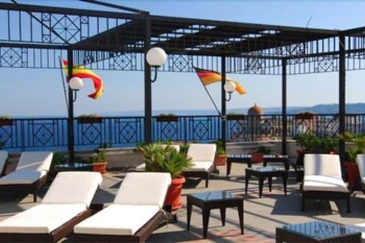 Sundeck 26 of 32