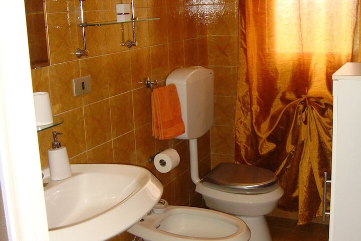 Room 10 of 14