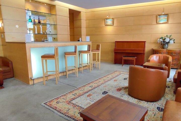 Lounge 79 of 86