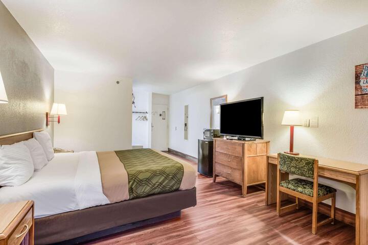 1 King Bed (5 of 6)