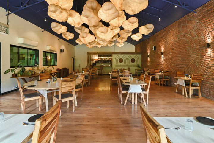 Dining 40 of 64