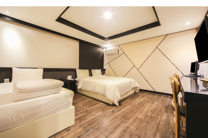 Room 15 of 42