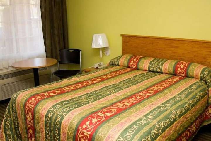 1 Queen Bed (5 of 5)