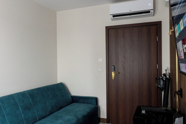 Room 10 of 28