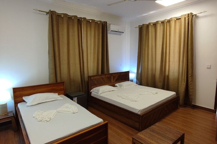 Room 4 of 9