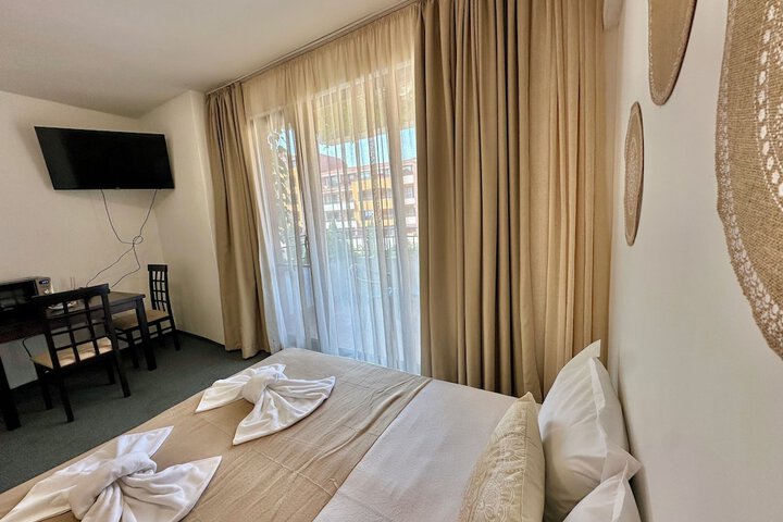 Room 33 of 177