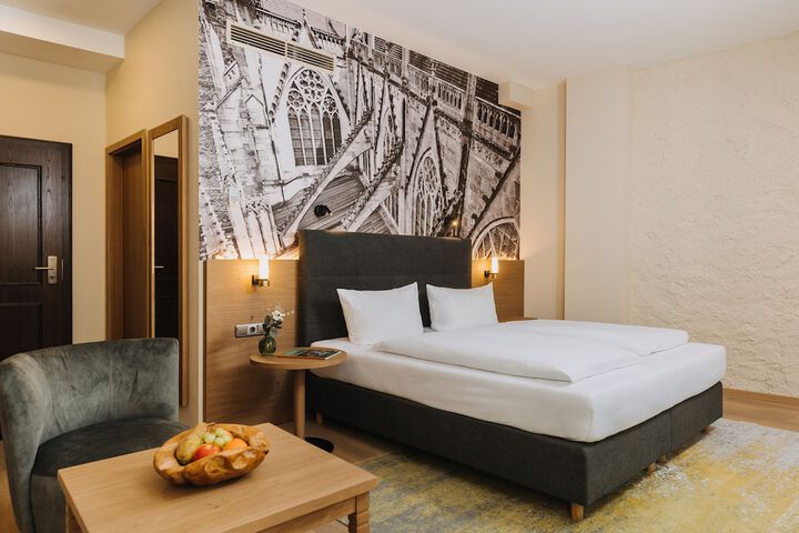 Room 3 of 37