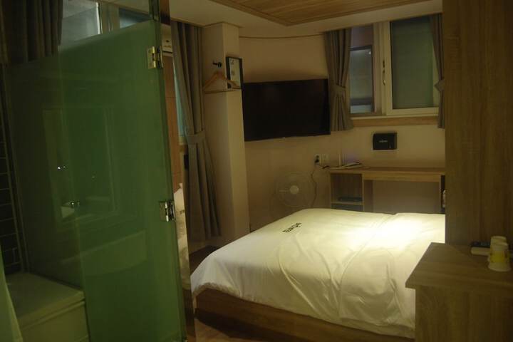 Room 6 of 42