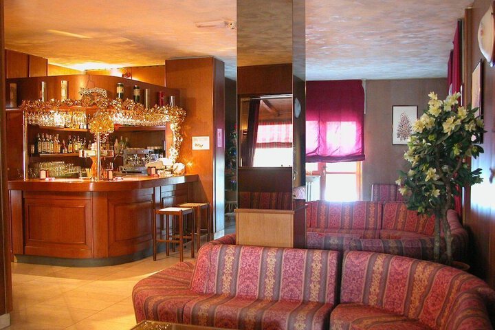Lounge 8 of 9