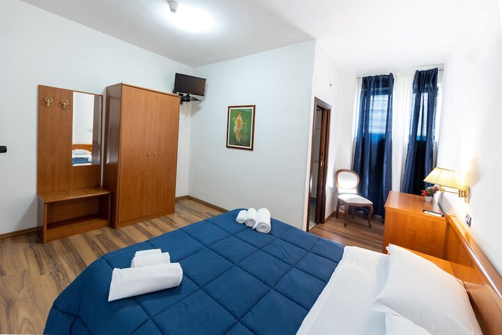 Room 5 of 16