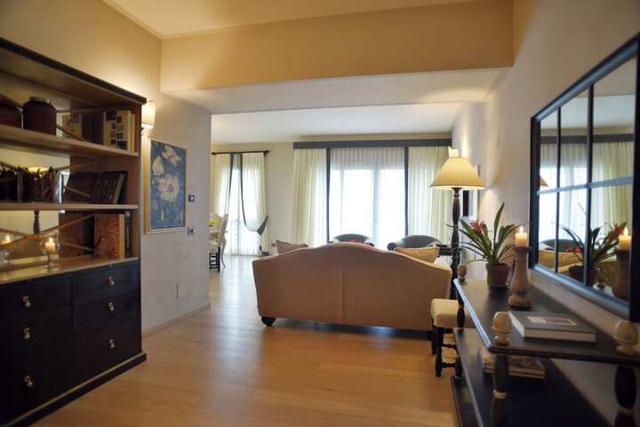 Room 102 of 216