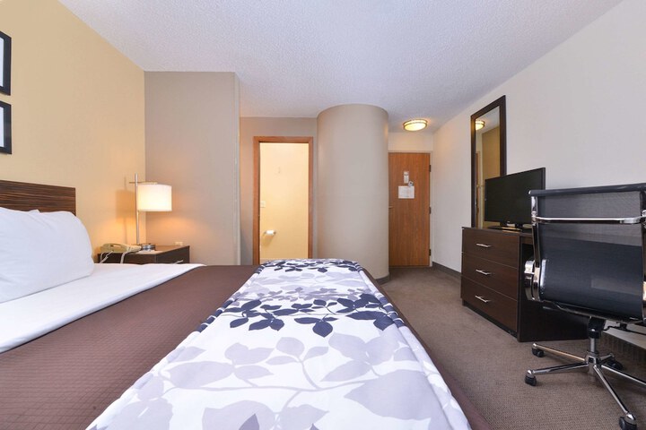 1 Queen Bed (8 of 8)