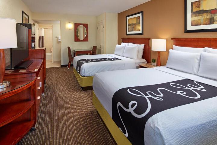 1 Queen Bed Accessible Room (9 of 11)