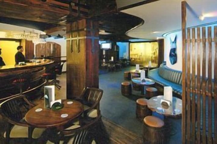 Lounge 27 of 37