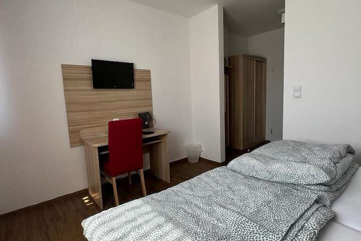 Room 9 of 16