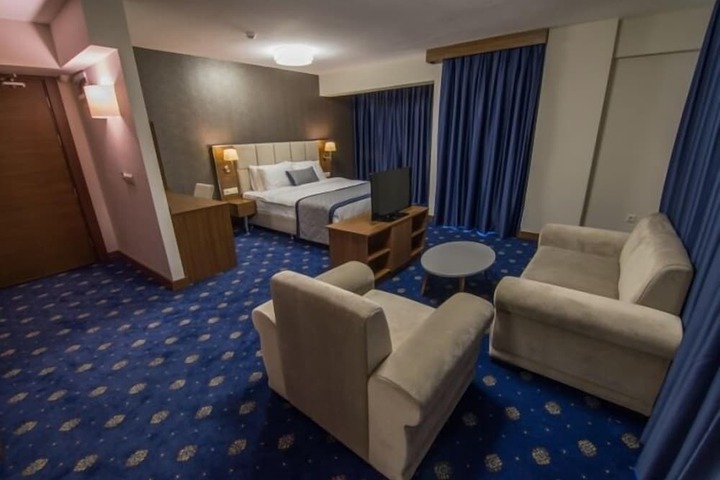 Room 4 of 8