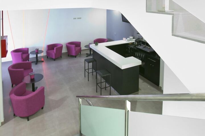Lounge 34 of 44