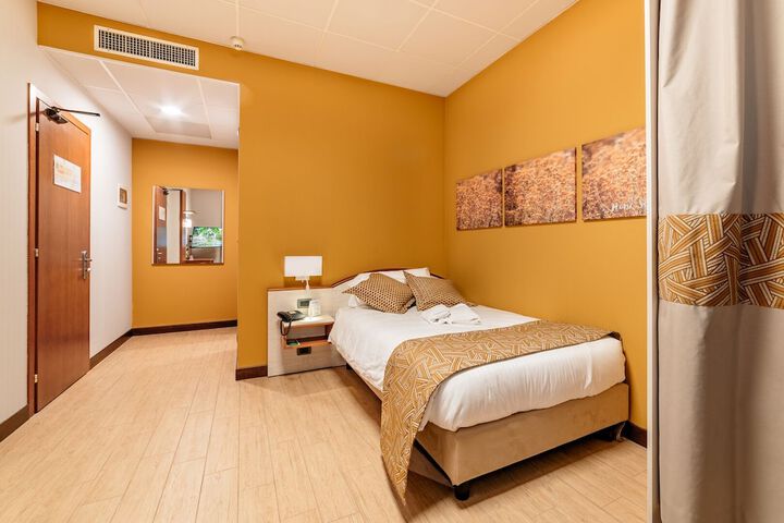 Room 6 of 60