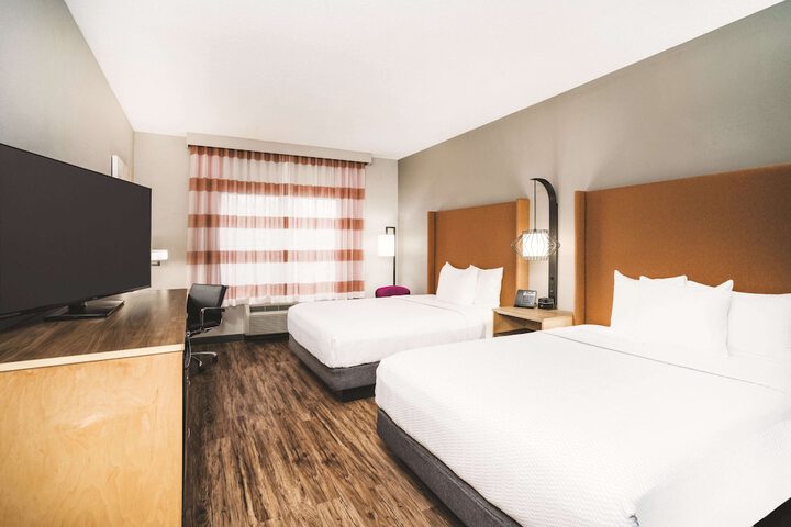 2 Queen Beds Accessible (8 of 12)