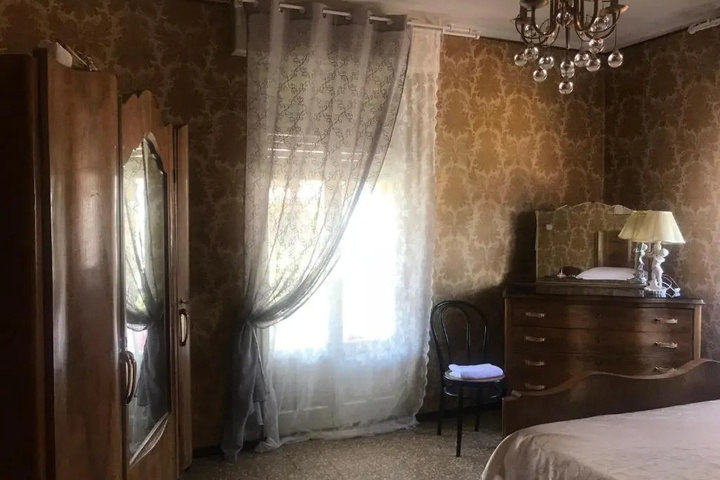 Room 4 of 10